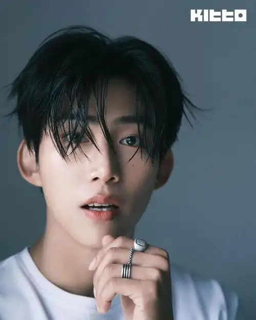 玉泽演最新画报惹争议,一改往日猛男帅哥形象,变得分外柔弱