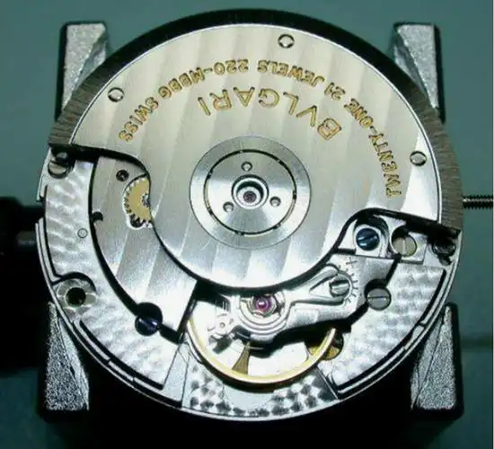 完整的机芯完整的机芯反面主夹板机械手表采用摆轮游丝做为振动系统.