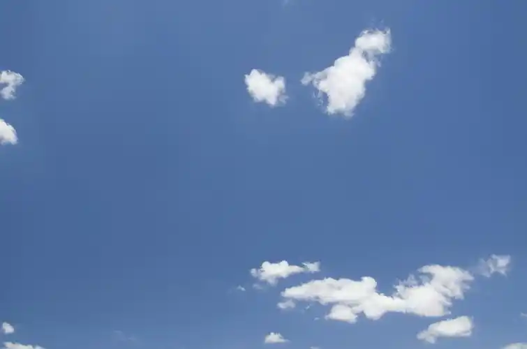 彩虹,蓝天和白云