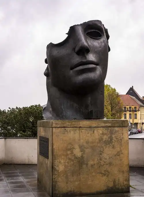 这个残缺的面部雕塑不知何意?