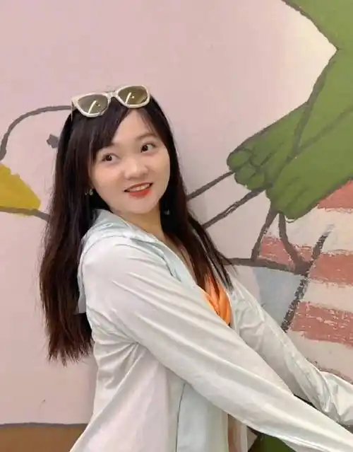 林妙可看画展晒照,还那样显老显胖,一味的扮嫩却怎么也没少女感_显得