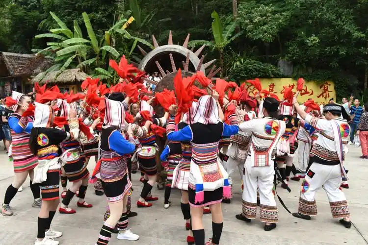 欢歌劲舞基诺山 基诺族喜庆被确认40周年