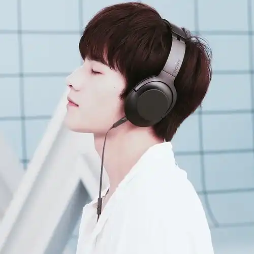 戴耳机的音乐骚年_男生动漫头像图片_扣扣居