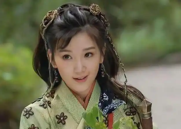 回顾毛晓彤:刚出生被父亲抛弃,妈妈借钱将她养大,今父女关系如何