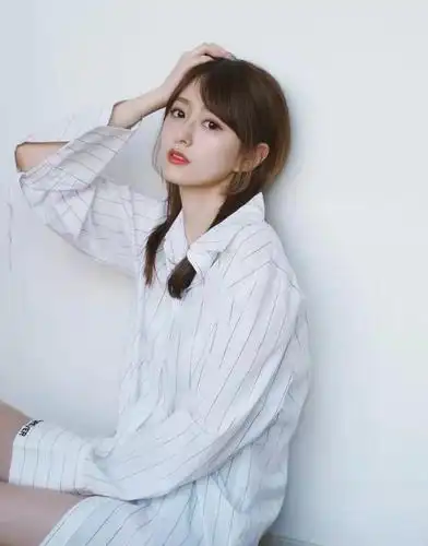 nba主播小七写真照上身只穿一件白衬衫美艳动人身材苗条