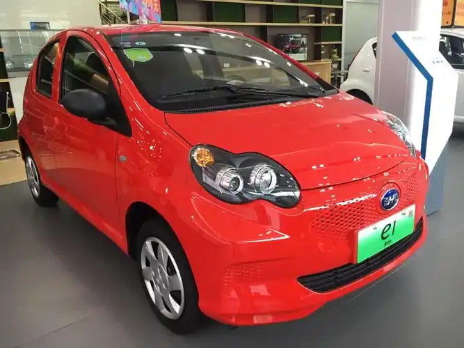 比亚迪e1 红色车身非常靓丽,前部设计圆圆的,车灯咋一看像熊猫94的