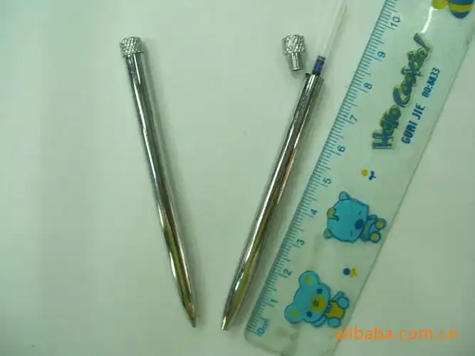 长度为10公分,上下杆为黑亮,配件银,高仕笔芯的小金属圆珠笔