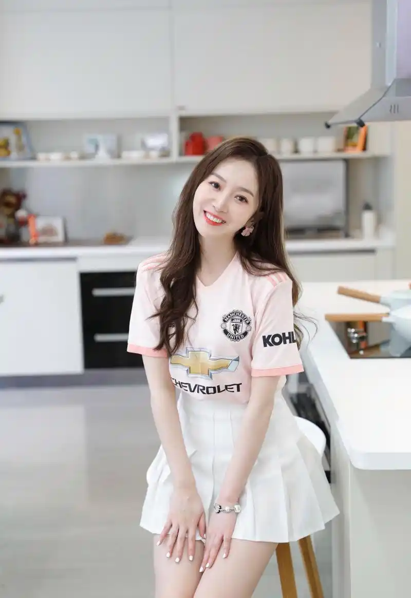 裴优,身材高挑的腾讯nba美女主播,女神范十足