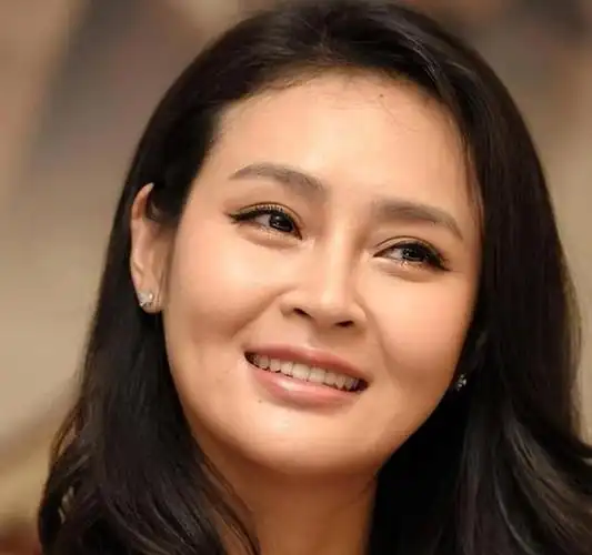 琴瑟和鸣这句话,用在了于明加的身上,于明加或许算不上什么当红女星