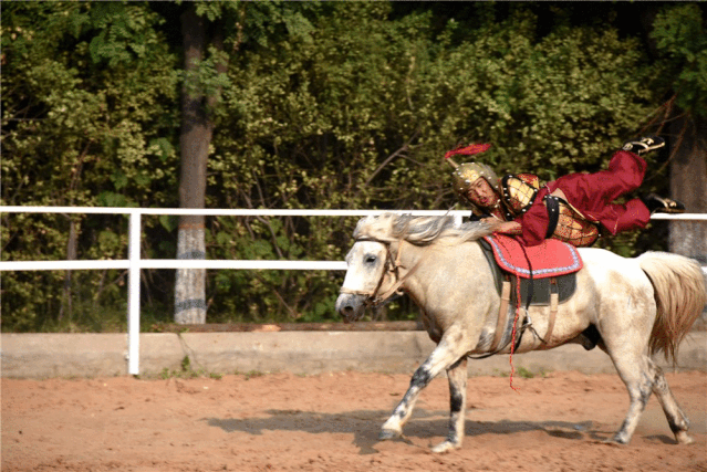 与猛将吕布之间的殊死战斗看刘备,关羽,张飞兄弟三人持方天画戟的吕布