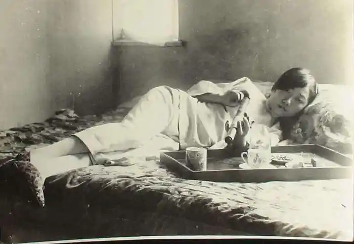 民国一代作女吸大烟喝人奶活活气死丈夫她却和别人同居