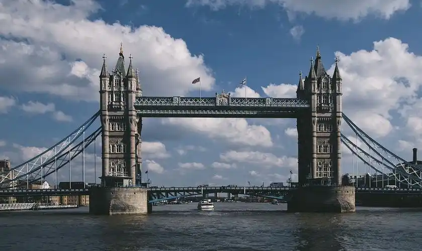 因为londonpass的关系选择了从泰晤士河乘游览船去到伦敦塔桥(注意哦