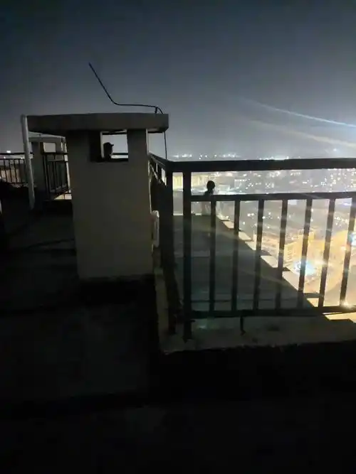 与同学闹矛盾,广西一学生坐在23层楼顶要跳楼