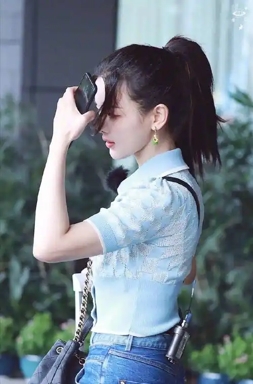 杨超越穿的好清新,针织小衫搭牛仔裤显身材,高马尾元气感十足_高扎