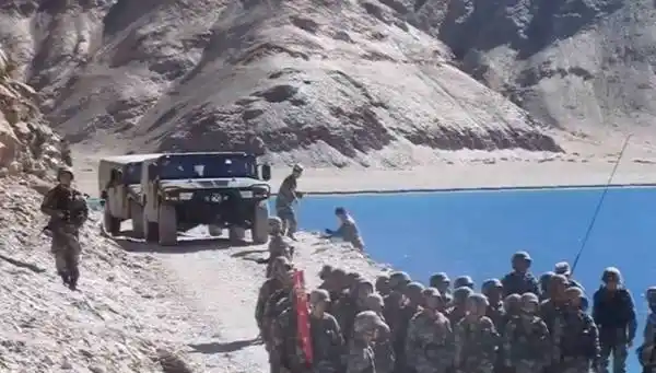 组图:全副武装解放军与印度军队边境对峙现场,军车舰艇出动!