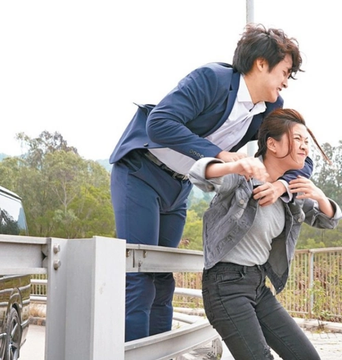 《食脑丧b》今晚播!港姐冠军演大学校花!tvb小生爬地扮猪叫