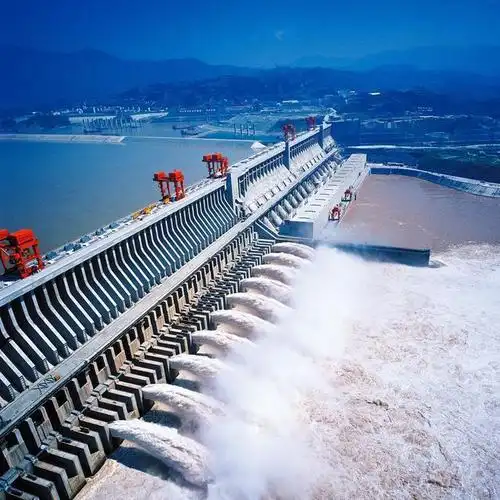位于湖北宜昌的三峡大坝自建成以来深受游客喜爱,成为国内外游客的