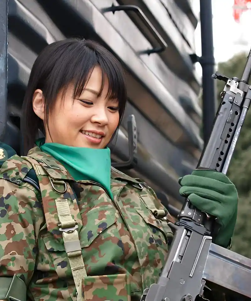 这是一组女性在日本的军装照片,看起来英姿飒爽!