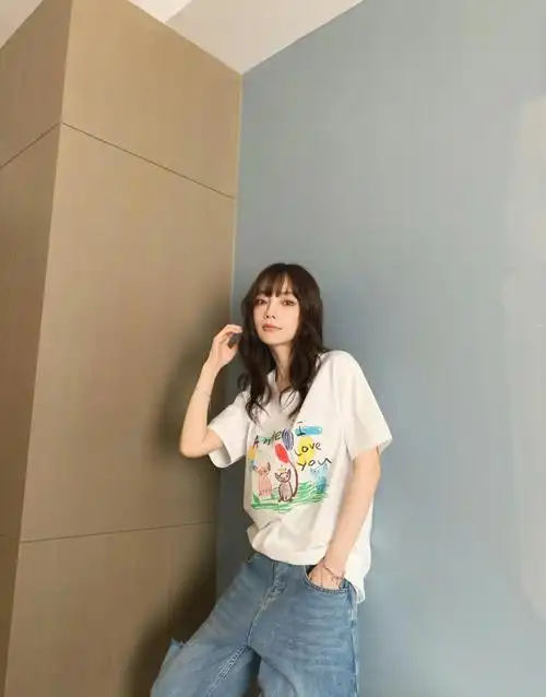 李小璐太会穿了,花衬衣搭配破洞牛仔裤,时尚减龄又显气质 第18张