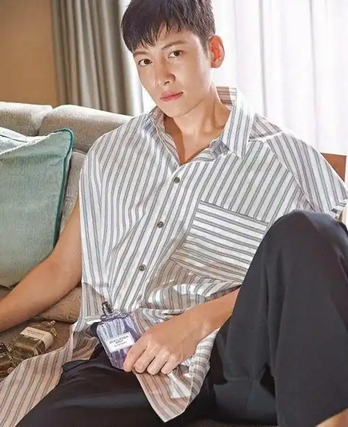 池昌旭回归:极致诱惑,让你体验花衬衫的别样魅力,太a太撩人了