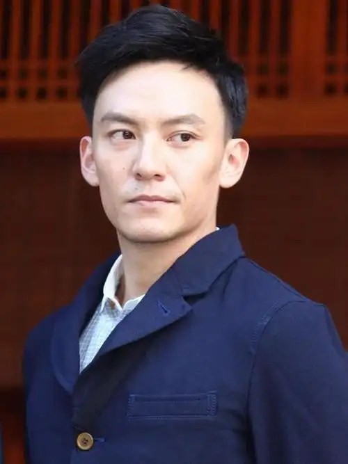 张震】在娱乐圈的漩涡中,男明星们似乎总难逃一个"魔咒"——那便是