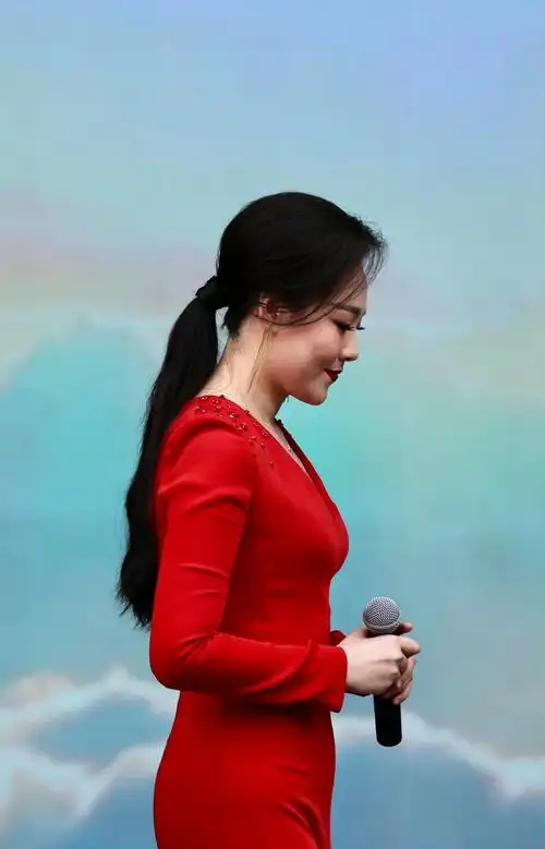 舞台抓拍青年歌唱家刘桐美照