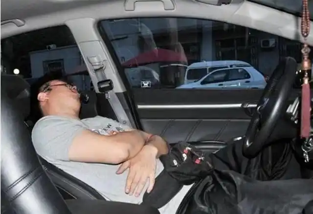跑高速时,乘客放倒座椅睡觉被罚200,车主:自己的车不能做主?