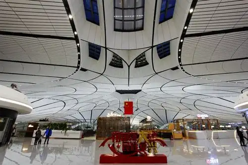 凤凰展翅优美的大兴国际机场候机楼