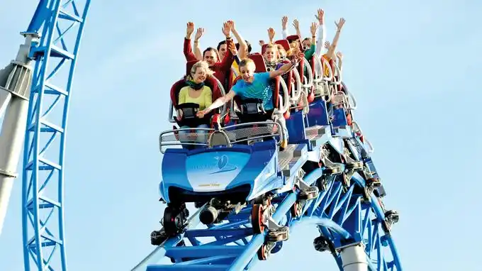 安全享受:由gazprom公司提供技术支持的蓝火超级过山车的车轮全程都能