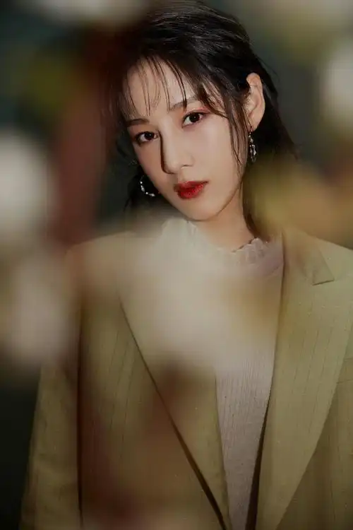 赵圆瑗出席剑王朝见面会与李现上演摸头杀