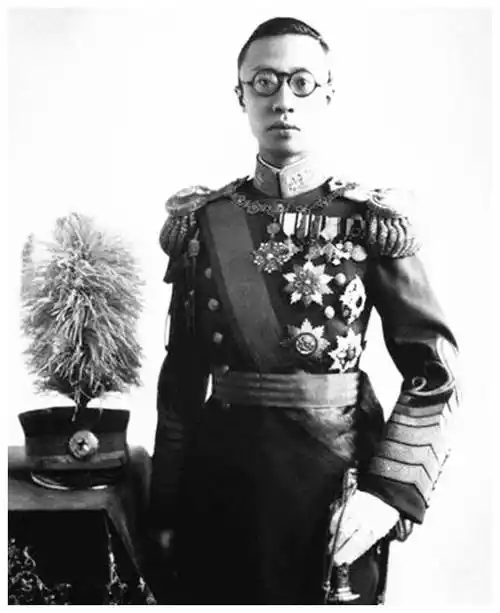 末代皇帝溥仪,为何一生未诞子嗣?全因儿时宫女太荒唐