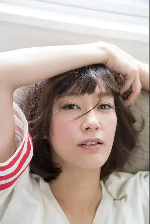 想找女孩拍一些朴素的肖像