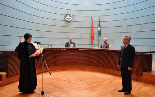 经推荐法官的独立委员会推荐,行政长官於2011年 12月31日在《澳门特别