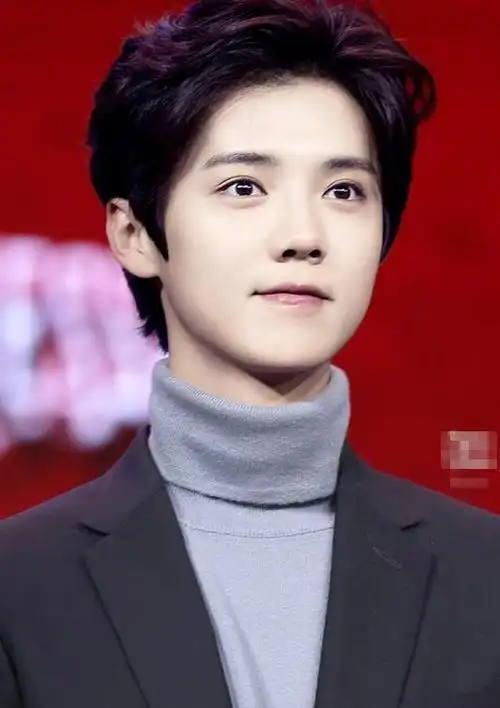 鹿晗换了新发型, 更显男人味