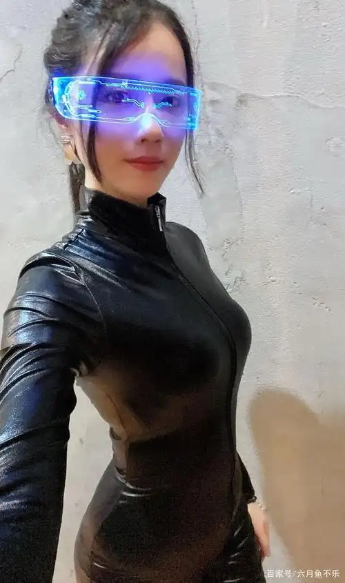 轩子巨2兔秀美腿,被网友调侃是鸡腿,轩老师直接问候对方全家