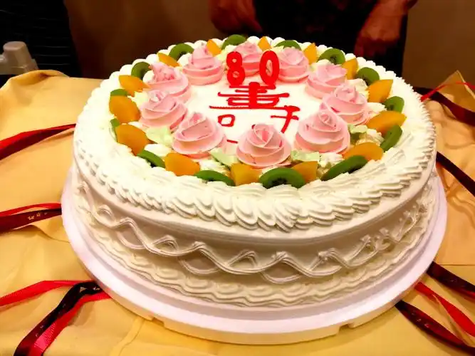 在欢声笑语中,进入老寿星切蛋糕,唱生日歌的环节.