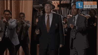 "把枪扔过来!" "好的"(好像这电影叫《白头神探》)