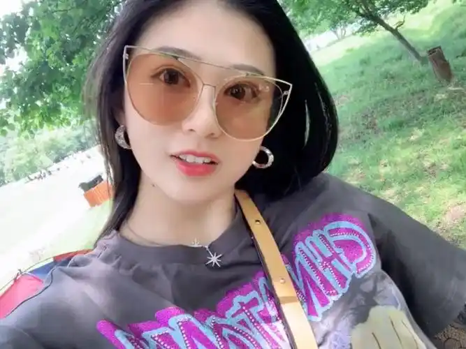 日常生活照#仪态万方年轻美女女神大学美女素材同一个人 朋友圈