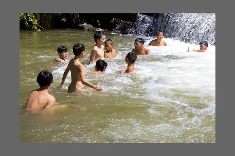 村童戏水