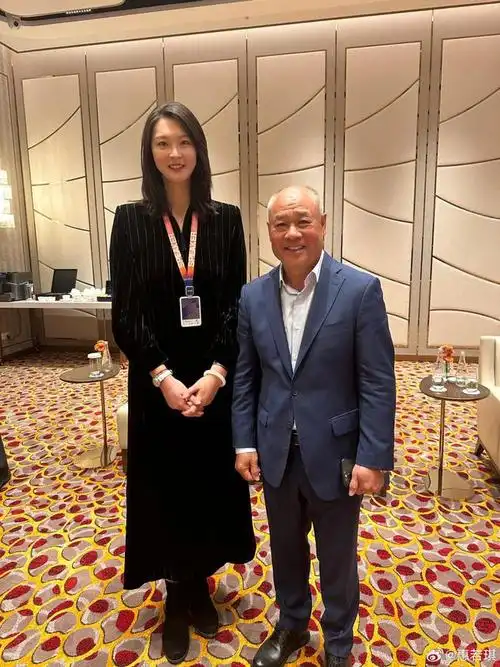 姚明,惠若琪,水庆霞 一同合影留念足篮排三位代表性人物会议期间有一