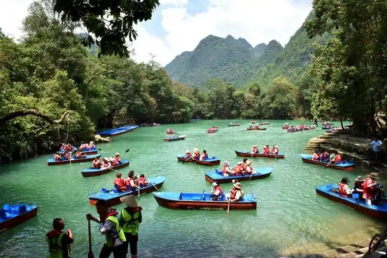 游客在鸳鸯湖游玩.