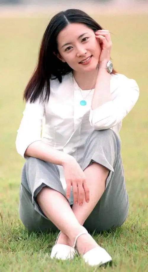 李英爱是韩国高学历艺人之一,她虽然美貌但并没有持貌生宠,从她不停的