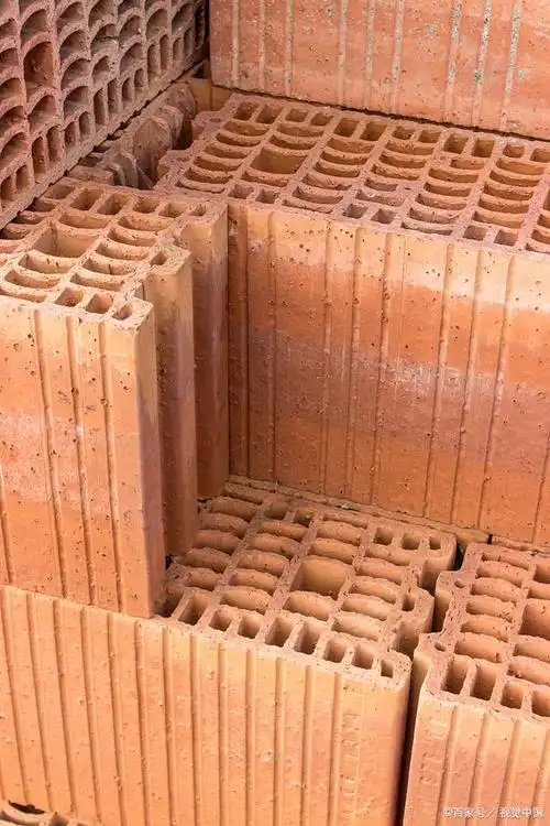 然而,由于市场上多孔砖的种类繁多,规格尺寸各异,给消费者选购带来了
