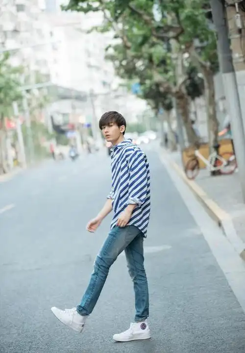 "琉璃"里安静的美男子成毅,剧里英俊飘逸,剧外也是时尚达人