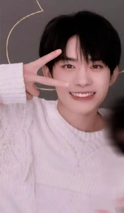 易烊千玺壁纸#你怎么知道我的手机壁纸都是易烊千玺,千玺拍照的审美