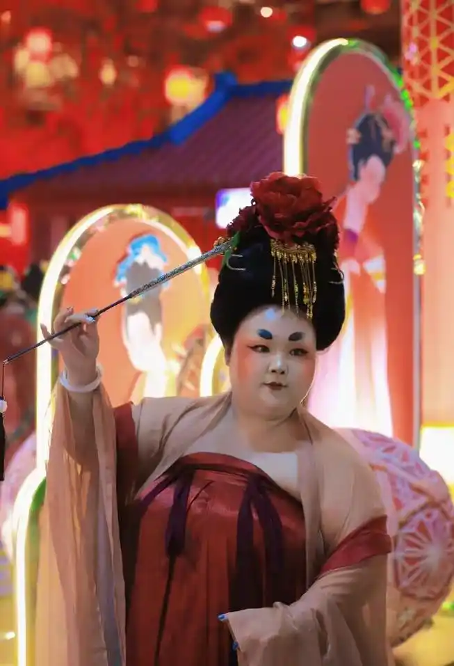 200斤胖女孩穿汉服火出圈,网友直言:这就是"杨贵妃"吧!