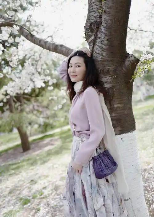 80后女星童蕾四月赏花,樱花树下似仙女下凡_照片_写真_剧中