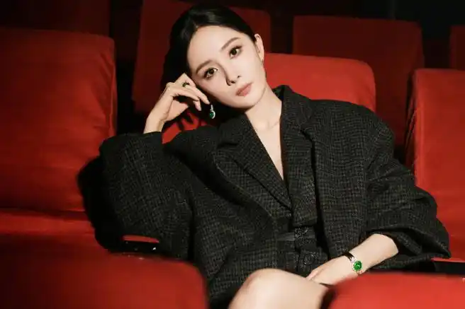 杨幂超话黑色西装搭配复古翡翠,果敢大气,男装穿出女王范!