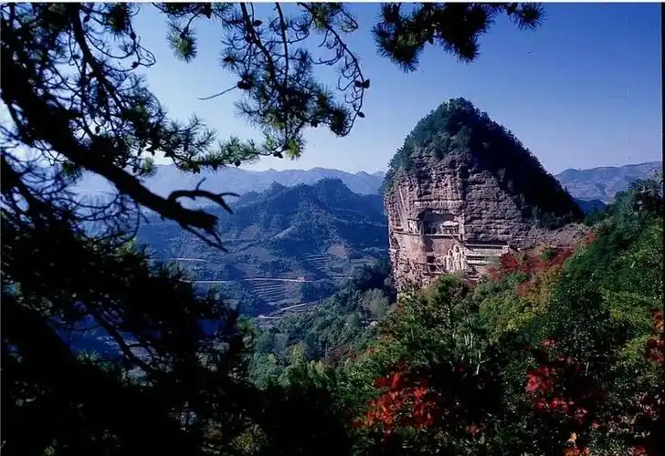 麦积山石窟秋季全景图.(麦积山石窟艺术研究所 供图)