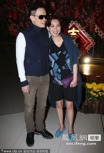 5亿富婆邝美云与男友度假组图